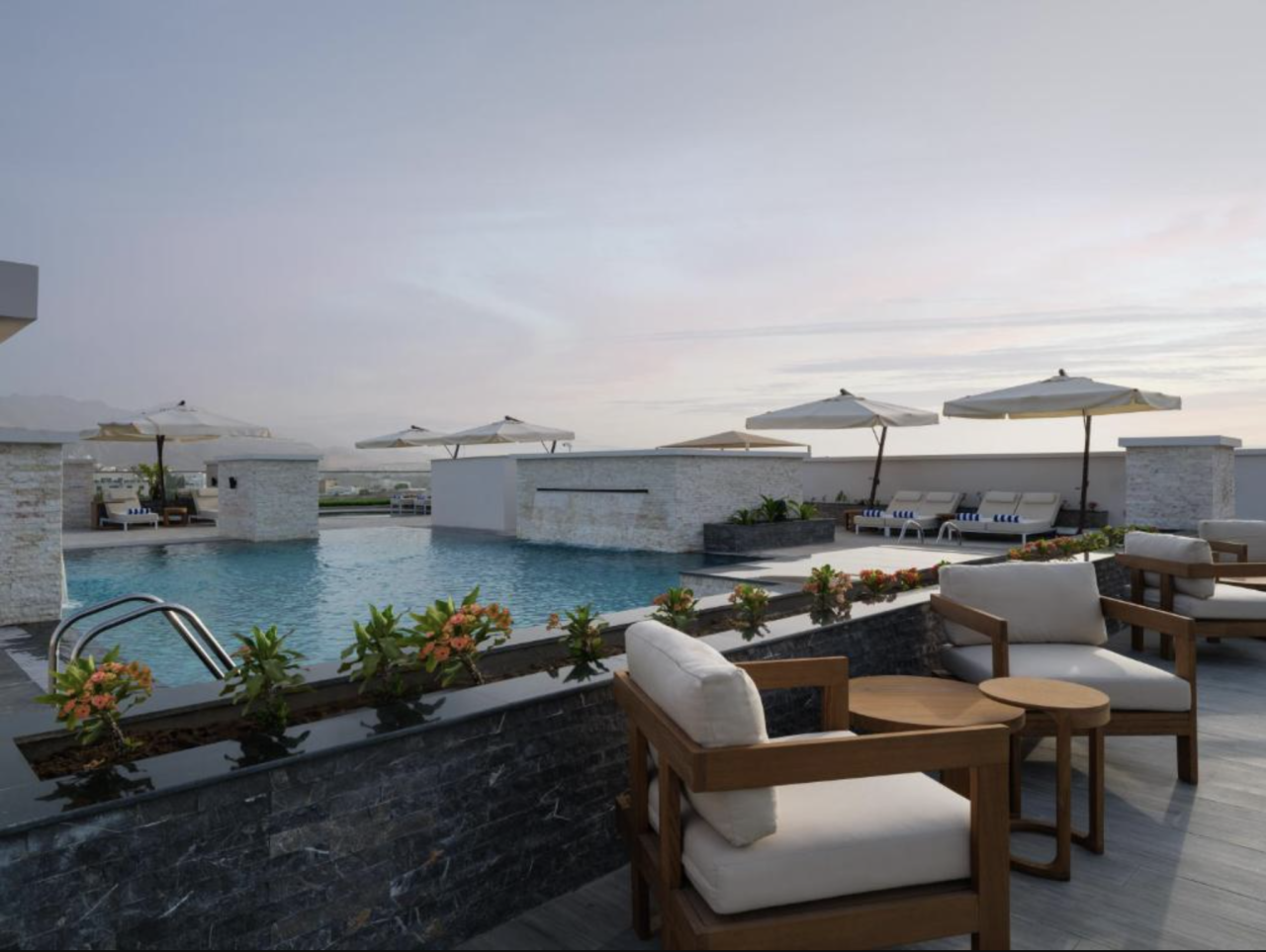 Hotel Doubletree by Hilton Muscat Qurum zwembad op het dak.